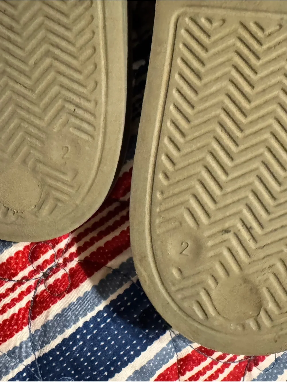 adidas Green Camo Slide Sandals with White Stripes kids size 2 (Boys)